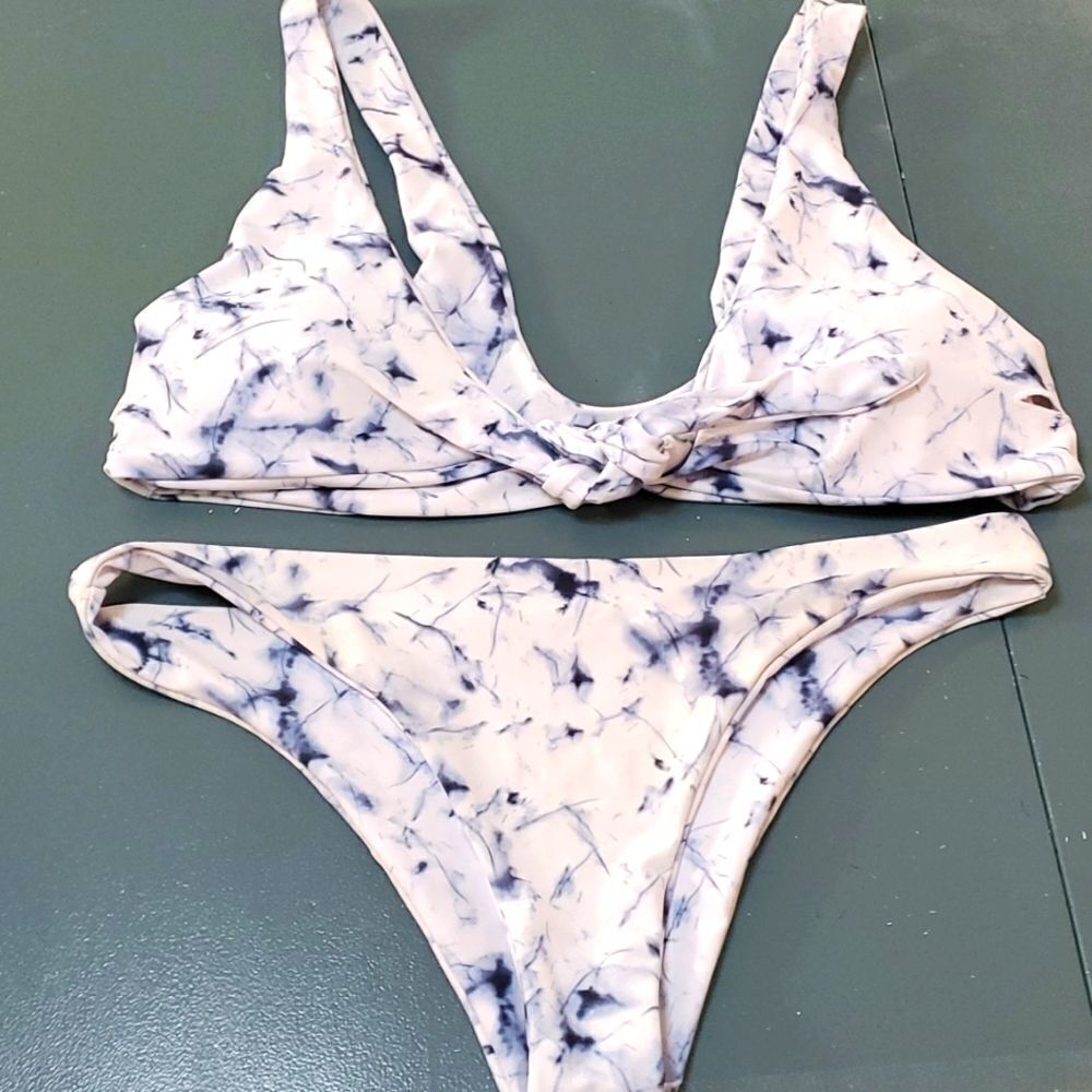 Two‎ peice bathing suit. Size large. White and blue. No makers tag. So cute.